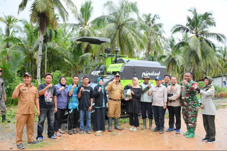 Brigade Pangan Dusun Besar Terima Bantuan Mesin Pemanen Padi untuk Dorong Swasembada Pangan