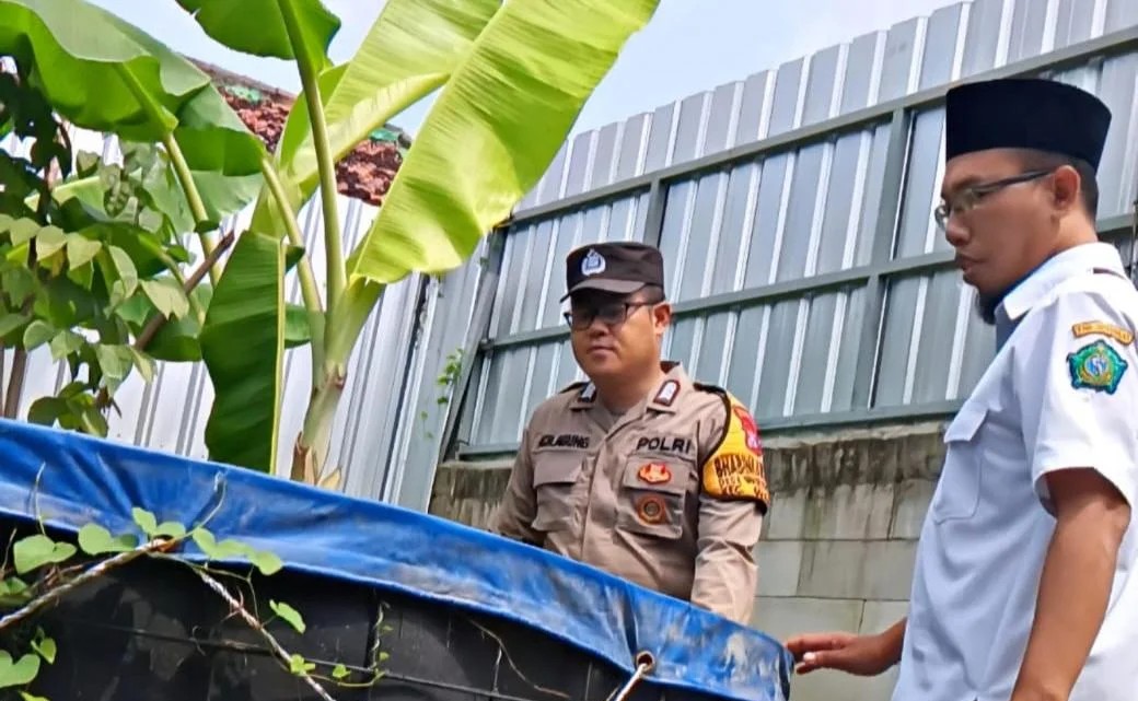 Pekarangan Tidur Jadi Kolam Lele: Polsek Waru dan Warga Desa Wedoro Wujudkan Ketahanan Pangan Bergizi
